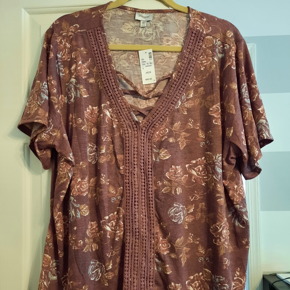 Avenue 26/28 lace detailed floral top